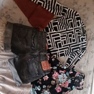 Woman's 4 Piece Clothing Bundle Levi's Size M
